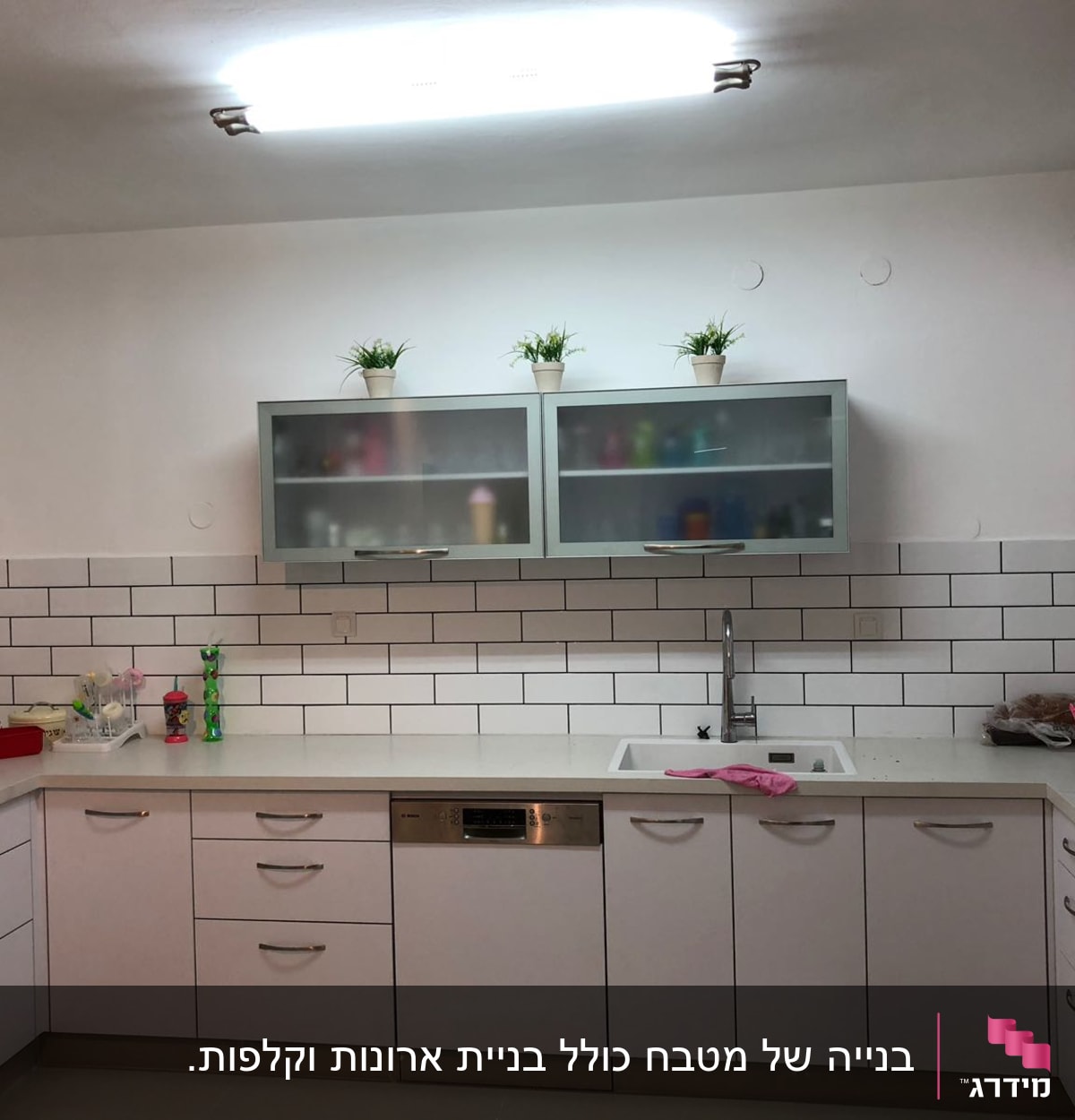 בנייה של מטבח כולל בניית ארונות וקלפות.